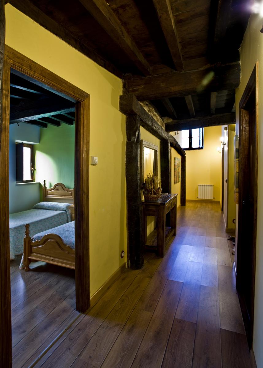Pasillo interior con vigas de madera de Cortijo Las Monjas