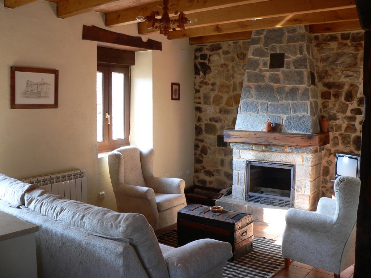 Sala de estar de Casa Lope con chimenea de piedra